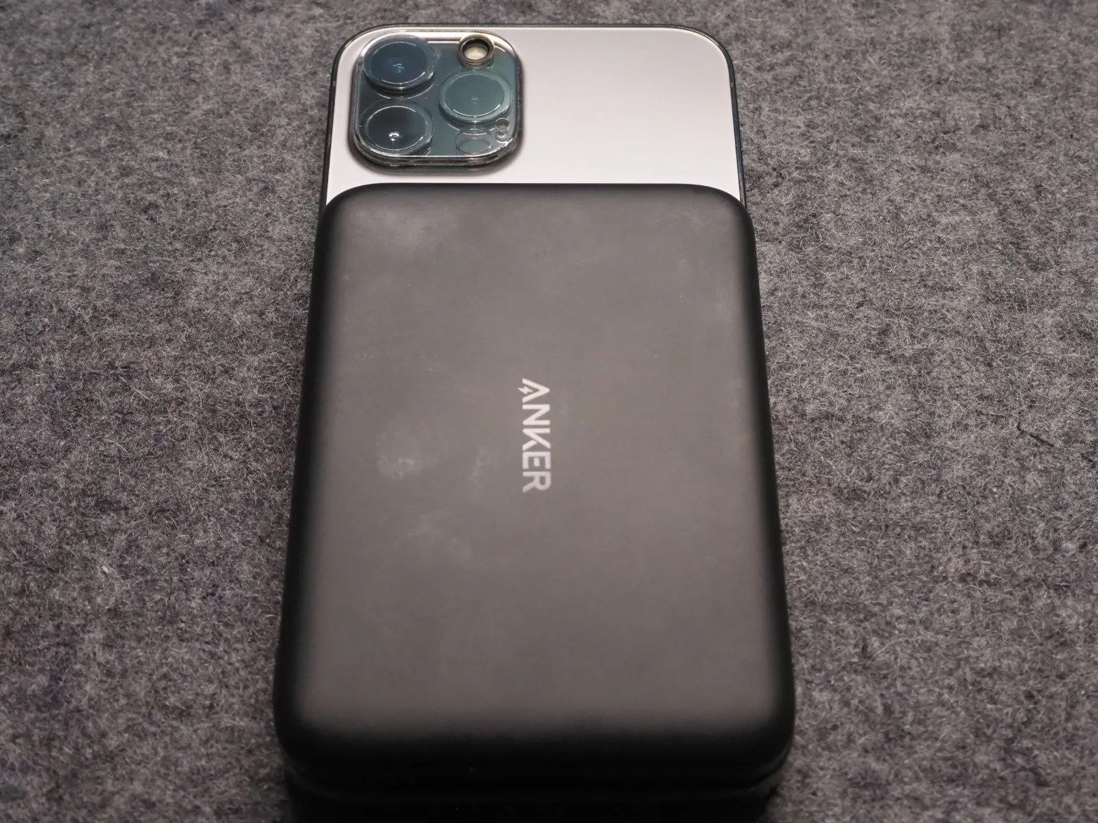 ケースなしのiPhone 12 Proとの比較。 あまりにもツライチで気持ちがいい。